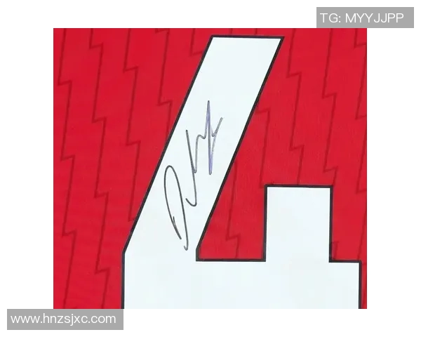 珍藏足球明星球衣裱框艺术品打造运动激情与回忆的完美结合